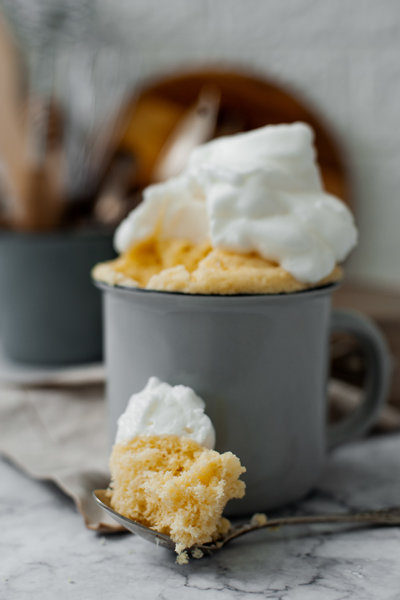 Keto Vanilla Mug Cake Recipe | Tasteaholics